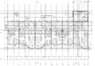 Etasjeplan (trolig 1. etasje) som viser romfordeling, dører, vinduer og møblering for flere leiligheter i en bygning.