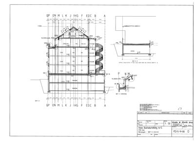 Snittegning som viser tverrsnitt gjennom en bygning med detaljer om konstruksjon, vinduer og takform.