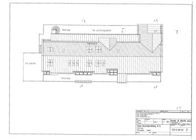 Tegning som viser fasadeoppsettet for taket på en bygning, inkludert takterrasse, takbostrom, nedtrapp og takparkeringsskjeller.
