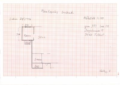 En håndskrevet plantegning (brukplan) som viser romfordeling (kjøkken, stue, soverom, bod) og mål for en bygning.