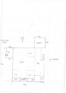 En håndskrevet etasjeplan som viser romfordeling (stue, soverom, bad), mål på vegger og utvendige dimensjoner.