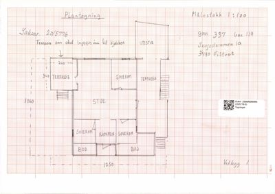 En håndteget etasjeplan (plantegning) som viser romfordeling, mål og utforming av en bolig.