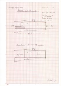 Håndskrevet tegning som viser fasaden til en bygning sett fra siden, med mål og romoppdeling (kjøkken).