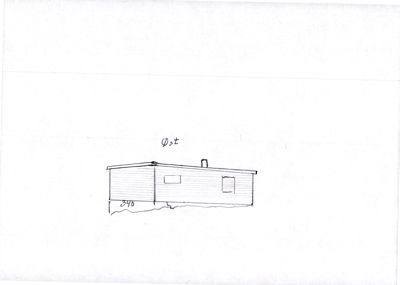 En håndtegnet fasadetegning som viser fronten av en bygning med tak, vinduer og et røykrenn.