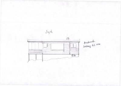 En håndtegnet fasadeopprikk (fra syd) av en bygning med balkong og vinduer.