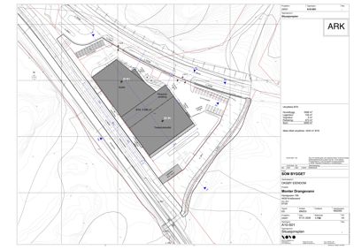 Situasjonsplan som viser bygningens plassering på tomten i forhold til omgivelsene, inkludert veier, topografi og arealoppdelinger.