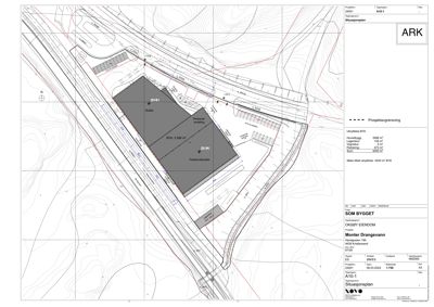 Situasjonsplan som viser bygningens plassering på tomten, omgivende infrastruktur (veier, jernbane), arealoppdelinger og prosjektavgrensning.