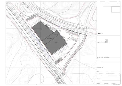 Situasjonsplan som viser bygningens plassering på tomten, omgivende infrastruktur (veier, jernbane), arealoppdelinger og prosjektavgrensning.