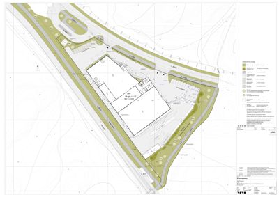 Situasjonsplan som viser bygningens plassering på tomten, parkeringsplasser, veier og terrengforhold.