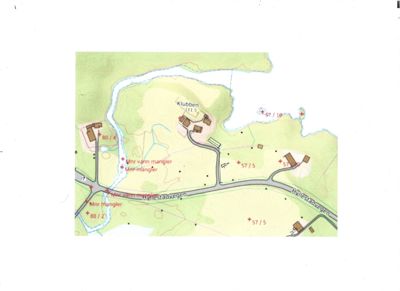 Situasjonsplan som viser tomtens beliggenhet i forhold til nabolag, veier (Høiestadvegen) og høydemålinger.