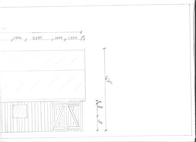 En håndtegnet fasadetegning som viser en bygning med etasjer, vinduer, dører og mål på fasaden.