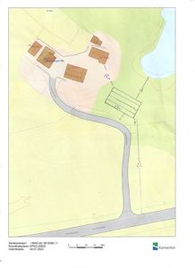 Situasjonsplan som viser tomtens form, plassering av bygninger, veier og topografi (konturlinjer).