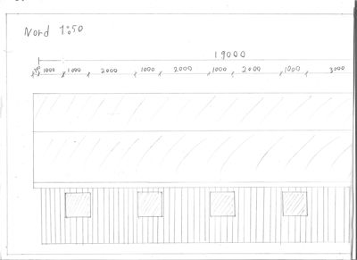 En håndtegnet fasadetegning (opprikk) av en bygning sett fra nord, med angitte mål og vindusopplysning.