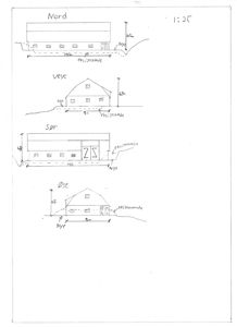 Håndtegnet oppriss (fasadetegning) av en bygning sett fra fire sider (Nord, Vest, Sør, Øst). Tegningen viser bygningens form, vinduer, dører og høyde/målestokk.