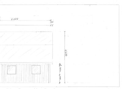En håndtegnet fasadeopprikk (sideutsnitt) av en bygning med angitte mål.