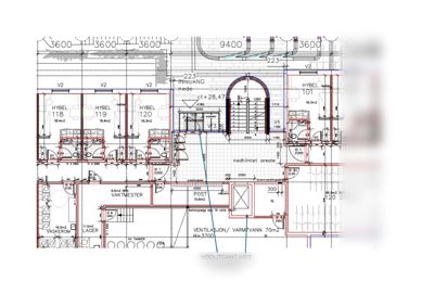 Hovedetasjens plan med romfordeling, inngang, heis, trapp og hybler.