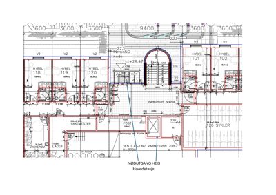 Hovedetasjens plan med romfordeling, inngang, heis, trapp og hybler.