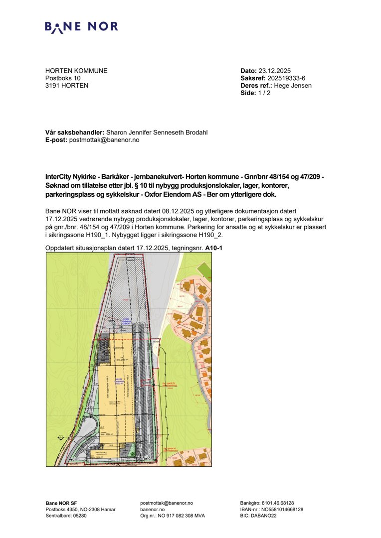Situasjonsplan som viser bygningens plassering i forhold til omgivelser, inkludert parkeringsplasser og sykkelkur.