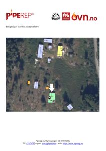 Satellittbilde (kart) som viser et område med flere bygninger, der en spesifikk grønn markert bygning er pekt ut med en pil.