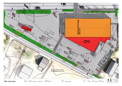 Situasjonsplan som viser eksisterende og nytt bygg, parkeringsplasser, veier og grøntområder.