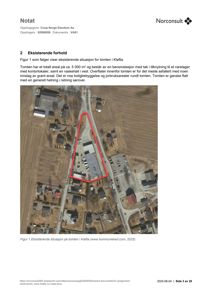 Flyfoto eller satellittbilde av en tomt i Kløfta med en bensinstasjon og omgivende bebyggelse. Bildet er merket som 'Figur 1 Eksisterende situasjon på tomten i Kløfta'.