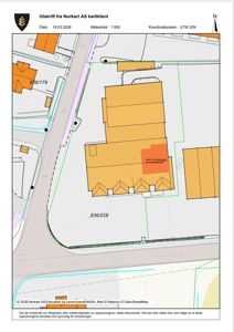 Situasjonsplan som viser tomtens grenser (grønn linje), nabotomter, veier og bygninger sett fra oven.
