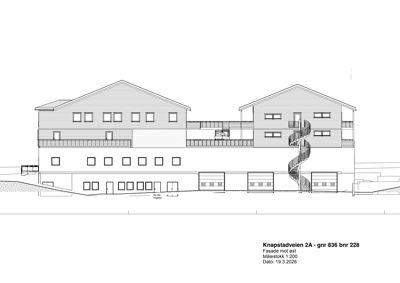 Fasadetegning som viser bygningens utseende sett fra øst, inkludert vinduer, balkonger, trapp og takform.