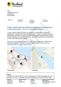 Bildet viser to kart som illustrerer byggefeltet og nabolaget. Det ene kartet er en detaljert situasjonsplan med bygninger og vegnett, mens det andre er et oversiktskart med topografi og vann. Begge er merket med henholdsvis 'Situasjonsplan' og 'Oversiktskart'.