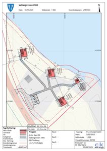 Situasjonsplan som viser tomtens form, eiendomsgrenser, plassering av nye hytter, veier, terrasser og fylling.