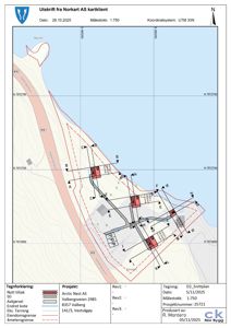 Situasjonsplan som viser tomtens form, eksisterende terreng, eiendomsgrenser, veier og plassering av nye bygg i forhold til omgivelsene.