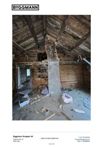 Fotografi av et rom i en bygning under ombygging eller renovering, med synlig takkonstruksjon og en nyoppreist betongvegg.