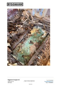 Fotografi av en skadet gulvkonstruksjon med råte og sopp.