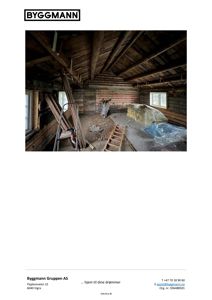 Fotografi av et gammelt trehus under renovering eller ombygging, med synlig isolasjon og byggematerialer.