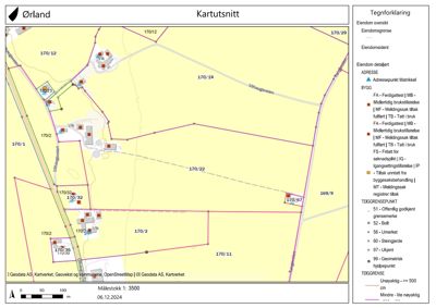 Kartutsnitt som viser eiendomsgrenser, matrikkelnummer og bygningsplasseringer i et område.