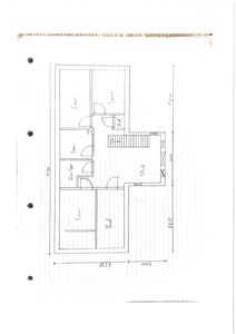 En håndtegnet etasjeplan som viser romfordeling (soverom, stue, kjøkken) og dimensjoner for en bygning.