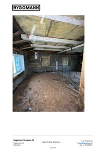 Fotografi av et rom i en bygning under ombygging eller renovering, med synlig isolasjon og konstruksjonselementer.