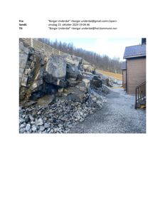 Fotografi av en bygning ved en steil, steinete skrent med en sti og trapper.