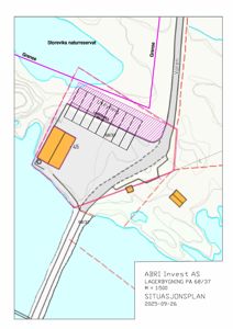 Situasjonsplan som viser plassering av en planlagt lagerbygning i forhold til eksisterende infrastruktur, veger og Storevika naturreservat.