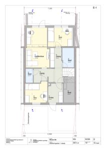 Etasjeplan (E1) med romfordeling, mål og funksjonsbeskrivelse for et hus.