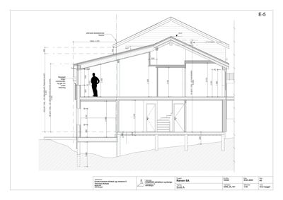 Snittegning (Snitt A) som viser bygningens tverrsnitt, høyder, takform og grunnkonstruksjon.