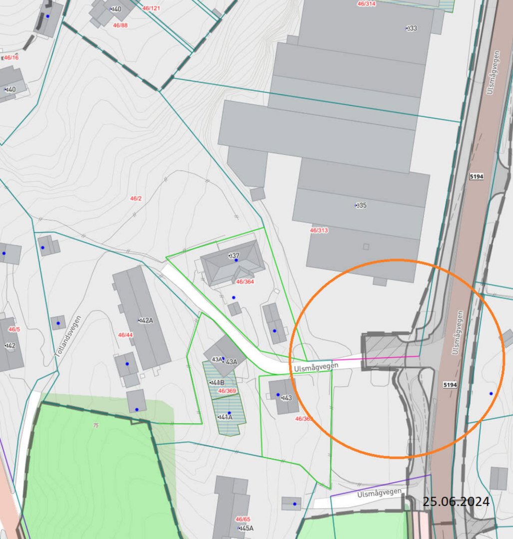 Situasjonsplan som viser tomtegrenser, bygninger, veier (Ulsmåvegen) og høydemålerlinjer.