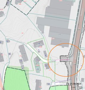 Situasjonsplan som viser tomtegrenser, bygninger, veier (Ulsmåvegen) og høydemålerlinjer.