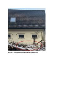 Fotografi av en bygning sett fra utsiden, med en markert del av tomten foran.