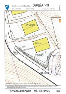 Situasjonsplan som viser tomtens beliggenhet, grenser, høydeforhold (konturlinjer) og plassering av bygninger (OSPÉLIA 4B) med tilhørende grunnmur og hekk.