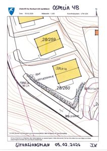 Situasjonsplan som viser tomtens beliggenhet i forhold til nabolag, høydemålinger, hekk og natursteinmur.
