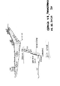 Håndtegnet snitt som viser en ny mur (FASADE NY MUR) og en natursteinmur i forhold til terrenget, veien og veggkrevse.