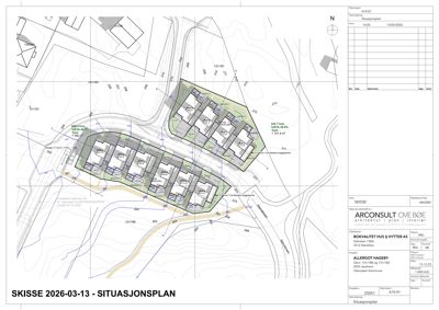 Situasjonsplan som viser tomtens beliggenhet, omgivende infrastruktur, høydemålinger og plassering av planlagte bygninger.