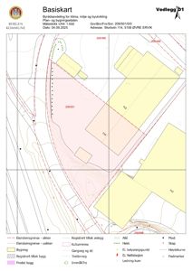 Situasjonsplan (Basiskart) som viser eiendomsgrenser, bygninger, hekk, kulturminne og topografi for eiendommen ved Storbøten 114.