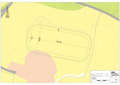 Situasjonsplan som viser etasjeplan for en bygning på en tomt med høydeforhold (konturlinjer).