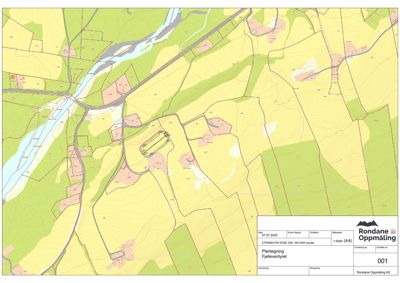 Situasjonsplan eller topografisk kart som viser terrengform, vegnett, vannløp og eiendomsgrenser i området.